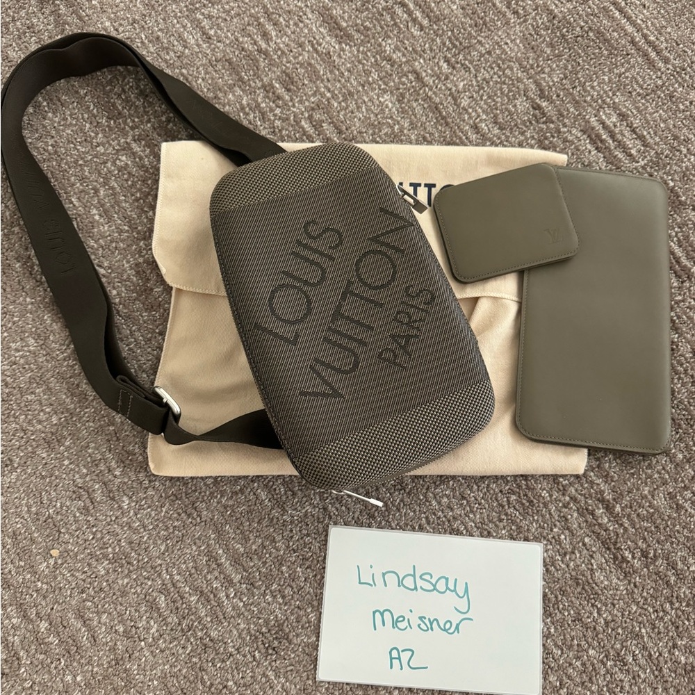 Louis Vuitton Geant mage crossbody bumbag fannypack purse and wallets like new